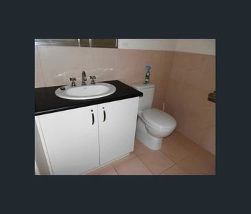 Meticulous townhouse in sought after location - Photo 4