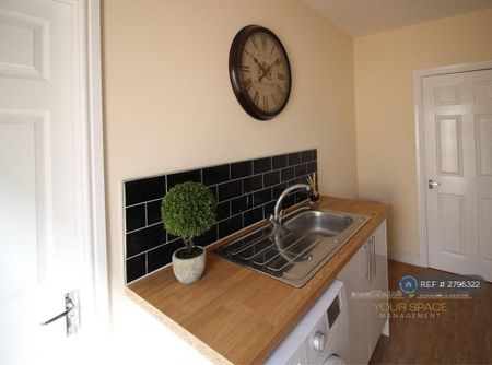 1 bedroom in a house share to rent - Photo 2