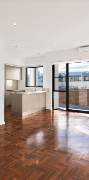 TWO BEDROOM APARTMENT IN THE HEART OF MAROUBRA JUNCTION - Photo 1