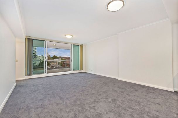 Ultra-Spacious, Central Location **Available 17/12/25 ** - Photo 1