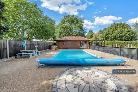 5 bedroom detached house to rent - Photo 3