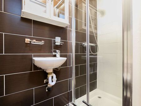 Your Home away from Home Room 4 - Photo 5