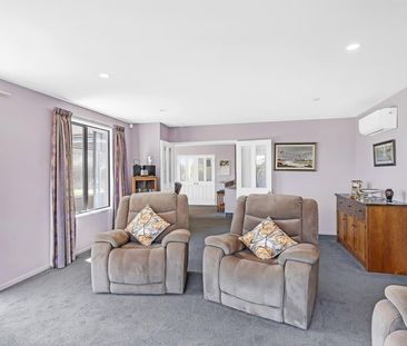 Executive Three Bedroom Family Home in Burnside High School Zone! - Photo 5