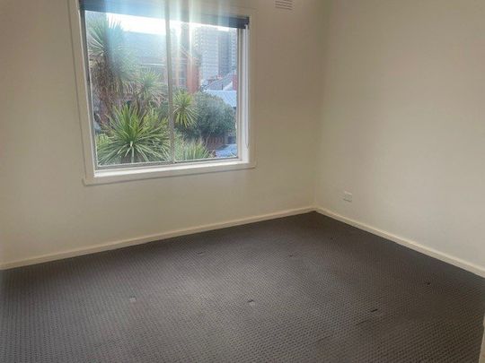 Tidy Two Bedroom Apartment - Photo 1