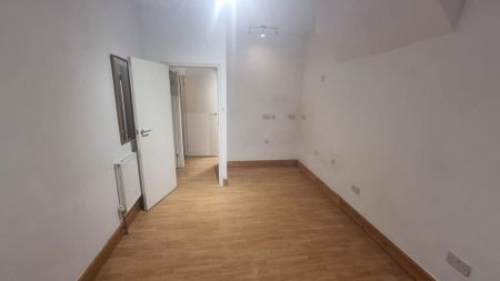 3 bedroom flat to rent - Photo 2