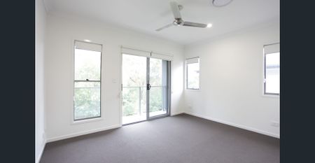 Meticulously Presented Executive Terrace Home - Photo 3