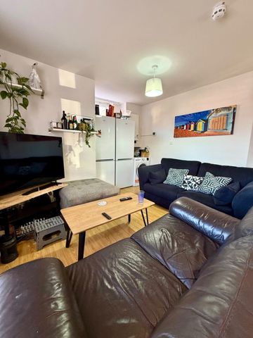 4 bed Apartment for Rent - Photo 5