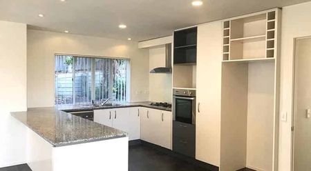 Spacious 5 Bedroom house at Flat Bush - Photo 5