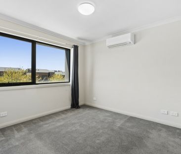 Spacious Townhouse In An Ideal Location! - Photo 2