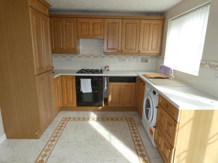 3 bedroom detached house to rent - Photo 5