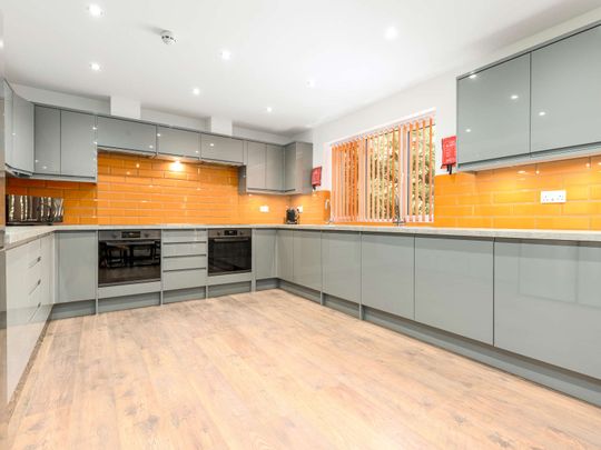 OX Living is proud to present this high-quality 8-bedroom co-living property, perfect for working professionals looking for stylish, stress-free living. Room 1 - Photo 1