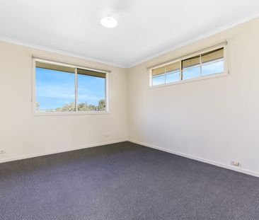 SPACIOUS 2 BEDROOM TOWNHOUSE - Photo 2