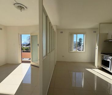Neat & Tidy 2 bedroom Ground Floor Unit - Photo 3