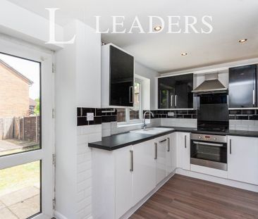2 bedroom mid-terrace to rent Calleva close - Photo 2