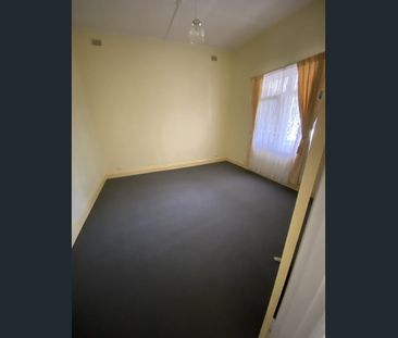 Gorgeous and Spotless small family home - Gardener included! - Photo 1