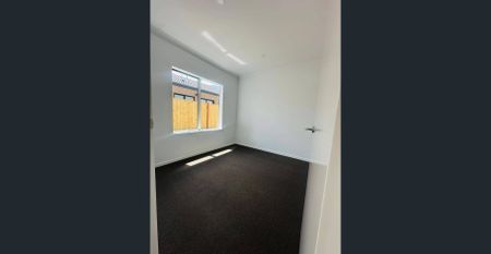 Modern family living in a vibrant, growing community - Photo 2