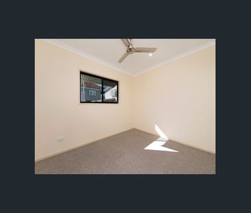 Spacious and Unique 149m2 - 3 Bedroom + Second Living Room Townhome. - Photo 4