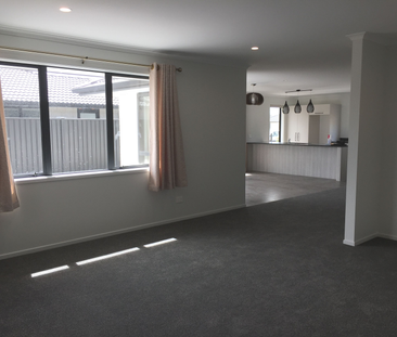 Executive home in The Lakes - Photo 2