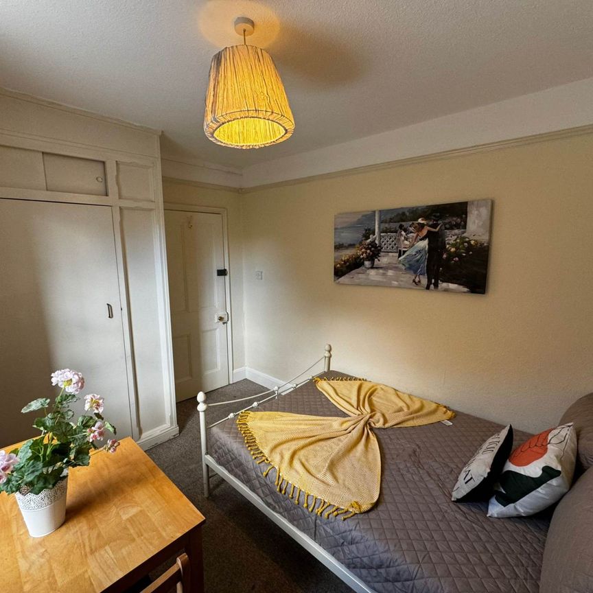 Room 1: 40A Farnham Road, Onslow, Guildford GU2 4JN- NO ADMIN FEES! - Photo 1