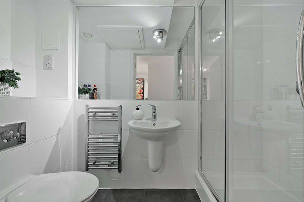 A beautifully presented and fully-furnished super studio apartment with private patio in a prime central Windsor setting. - Photo 1