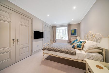A modern apartment located in the charming area of Sunninghill, positioned in a secure, gated location with underground parking. - Photo 4