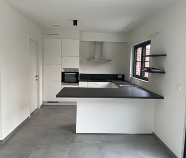 Drie slaapkamer EENGEZINSWONING met garage & tuin - Photo 2