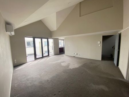 Spacious City fringe Living - Photo 4