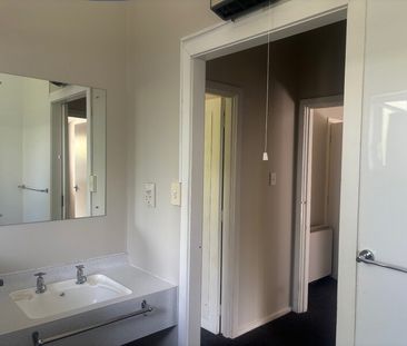 Tidy Two bedroom unit, near city centre. - Photo 5