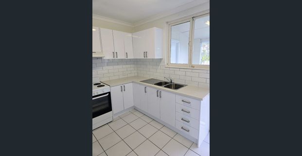 NEWLY RENOVATED - 2 BEDROOM AIR CONDITIONED UNIT - AVAILABLE NOW! - Photo 1