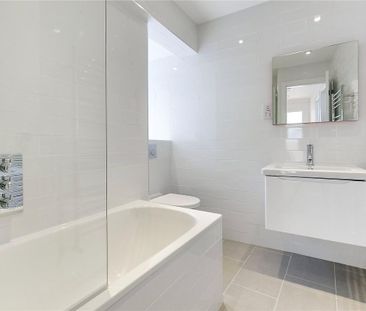 2 bedroom flat in London - Photo 1