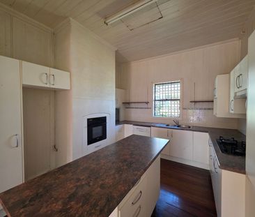 Beautifully Presented & Centrally Located 2 Bedroom Unit - Photo 4