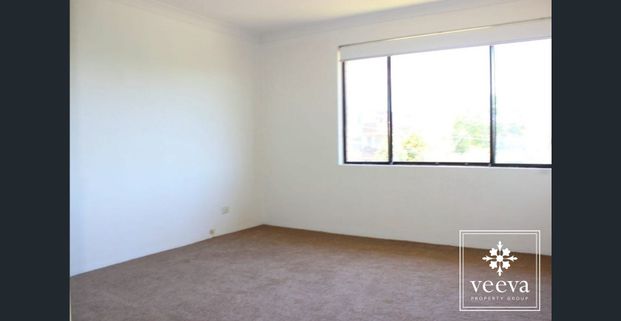 Bright and Spacious Apartment with views - Photo 1