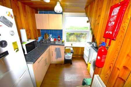 1 bedroom Flat in Victoria Road, Leeds - Photo 2