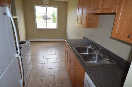 Maple Leaf Court — 2 Bedroom w/ Balcony - Photo 5