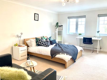 Detached house in Shinfield - Photo 3