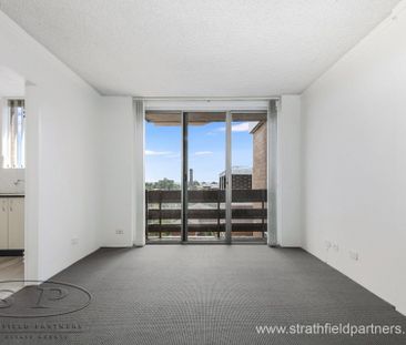 Renovated top floor unit with views! - Photo 1