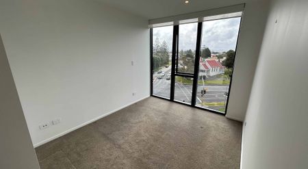 Spacious, modern north-facing apartment - Photo 4