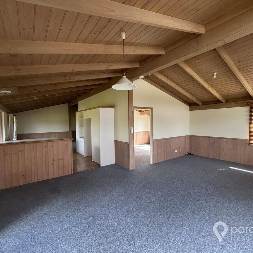 UPSTAIRS 3 BEDROOM TOWNHOUSE - Photo 1