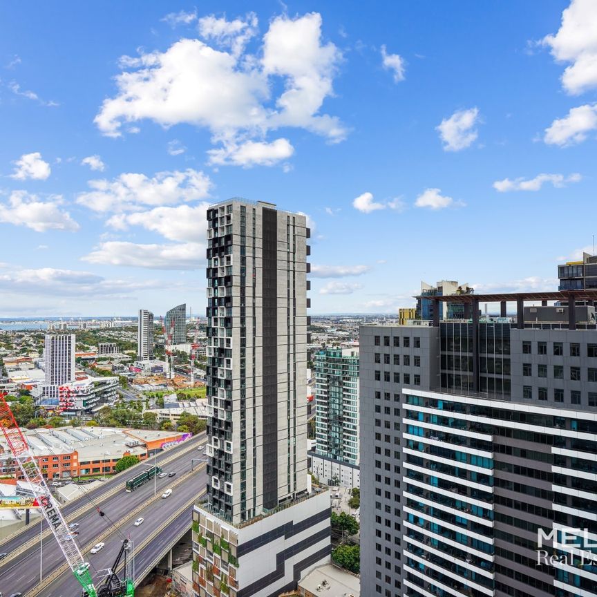 CONTEMPORARY ONE-BEDROOM WITH CARPARK IN SOUTHBANK - FURNISHED - Photo 1