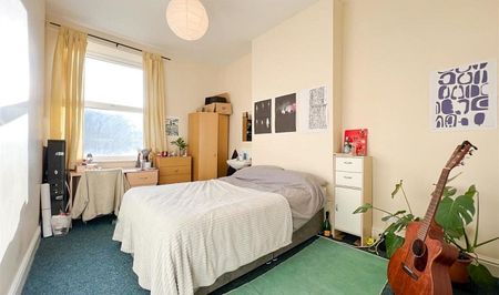 Stylish 9-Bedroom House - Photo 3