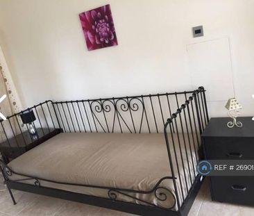 1 bedroom in a house share to rent - Photo 2