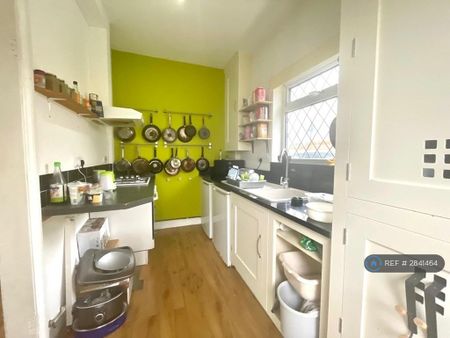 1 bedroom in a house share to rent - Photo 5