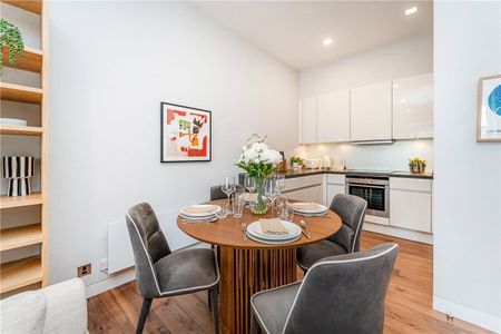 A two bedroom penthouse with air conditioning throughout of approximately 997 square feet. - Photo 3