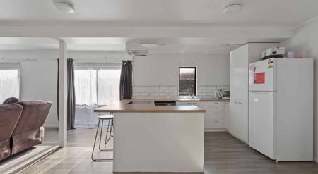 Tidy, central, three bedroom apartment - Photo 2