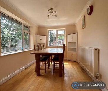 4 bedroom semi-detached house to rent - Photo 3