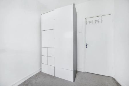 1 bedroom flat in County Street - Photo 2