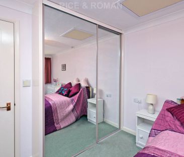 1 Bedroom Apartment, Royston Court – Hinchley Wood - Photo 3