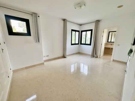 Penthouse Duplex in Benahavís - Photo 2