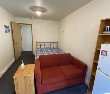 Boarding House Room on Queen Street - Photo 3