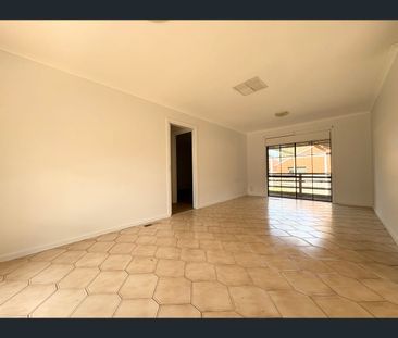 5 Chinnock Court, Craigieburn, Vic 3064 - Photo 4